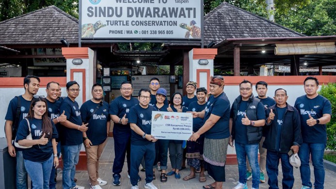 Penyerahan bantuan CSR dari Bank Mandiri Taspen yang diwakili Sekretaris Perusahaan, Errinto S. Pardede, kepada Ketua Konservasi Penyu Sindu Dwarawati Sanur, I Made Winarta, di Sanur, Denpasar, Bali. (Foto: dok. Bank Mandiri Taspen)