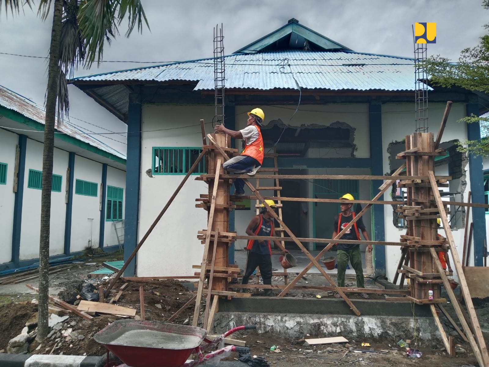 Tampak para pekerja tengah mengerjakan konstruksi renovasi bangunan Sekolah Rakyat. (Dok. Kementerian PU)