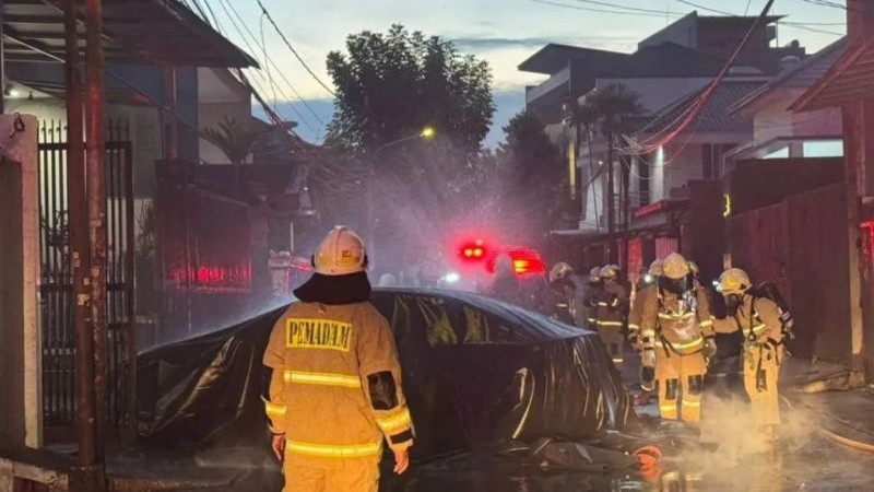 BYD Seal terbakar di kawasan Jakarta Barat. (Foto: Antara)
