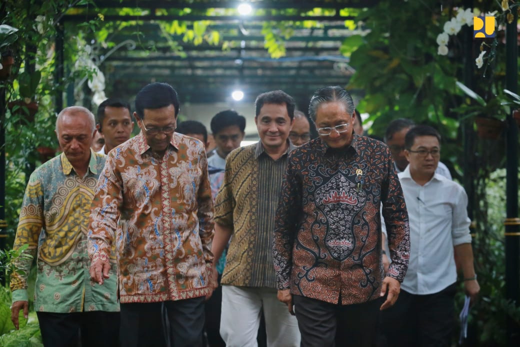 Sri Sultan Hamengkubuwono X (dua dari kiri) bersama dengan Menteri Pekerjaan Umum Dody Hanggodo (paling kanan) melakukan pertemuan di Kompleks Karaton Ngayogyakarta Hadiningrat. (Vita Kartono)