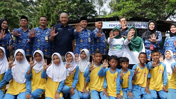 Jakarta Industrial Estate Pulogadung (JIEP) edukatif pengolahan sampah menjadi kompos dan urban farming, yang ditujukan kepada para siswa siswi Sekolah Dasar Negeri (SDN) 01 Rawaterate Kawasan Industri Pulogadung, Jakarta Timur, Selasa (20/5/2025). (Foto: