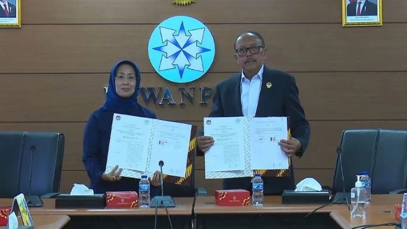 Ketua Dewan Pers Ninik Rahayu (kiri) bersama Ketua LPSK Brigjen Pol. Purn. Achmadi (kanan) saat menandatangi nota kesepahaman terkait dengan perlindungan kerja pers sebagai saksi dan atau korban tindak pidana di Gedung Dewan Pers, Jakarta Pusat, Senin (5/