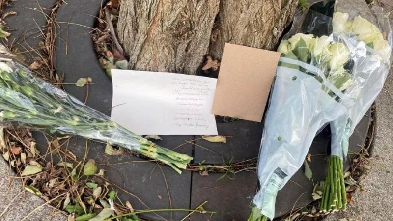 Kartu dan bunga ditinggalkan di luar Sportspark di Universitas East Anglia, tempat Mohammed Faraj meninggal. (Foto: IST)
