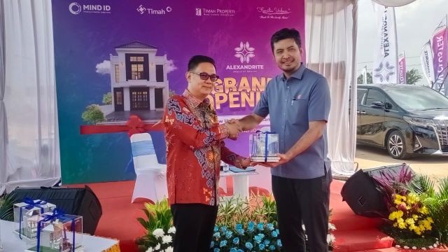 Serah terima minatur rumah Alexandrite dari Direktur Utama TKPP (kanan) ke Direktur PU PT Timah Tbk.(kiri) saat grand opening klaster Alexandrite di Kota Bekasi, Jumat (16/5/2025). (Foto: IST) 