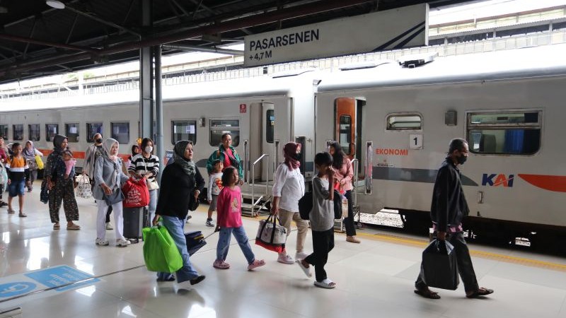 Penumpang kereta api di Stasiun Senen, Jakarta. (Foto: dok. KAI)