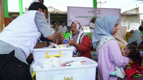 Suasana penyaluran donasi MNC Sekuritas melalui BAZNAS ke masyarakat Muara Gembong, Bekasi, Jumat (2/5/2025). (Foto: dok. BAZNAS)