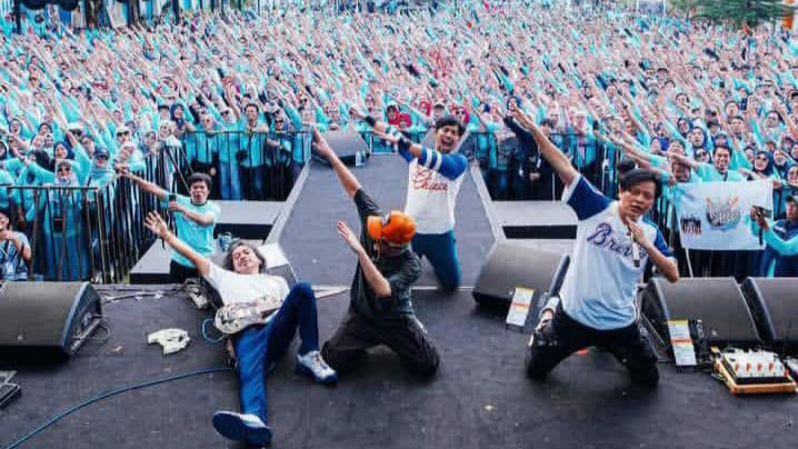 Band Gigi dalam salah satu interaksi panggung bersama para alumni SMANTITAS. (Foto: dok.Panitia Reuni)