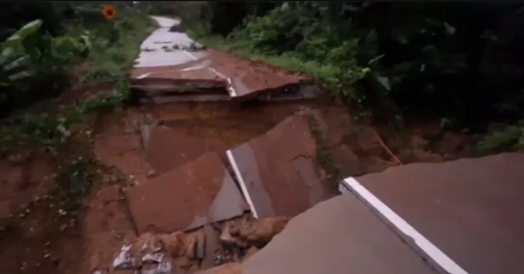Jalan Poros di Kabupaten Berau, Kalimantan Timur, mendadak amblas sedalam 10 meter, Minggu (4/5/2025). (Istimewa)