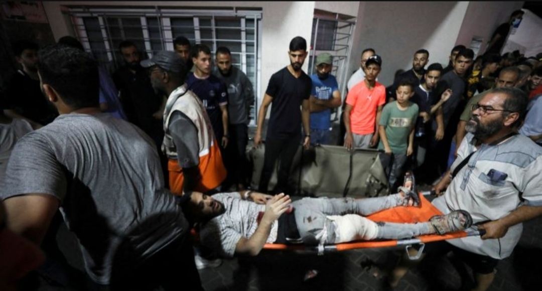Warga Palestina yang berjuang untuk mendapatkan perawatan usai serangan bertubi-tubi dari Israel. (dok.Reuters)