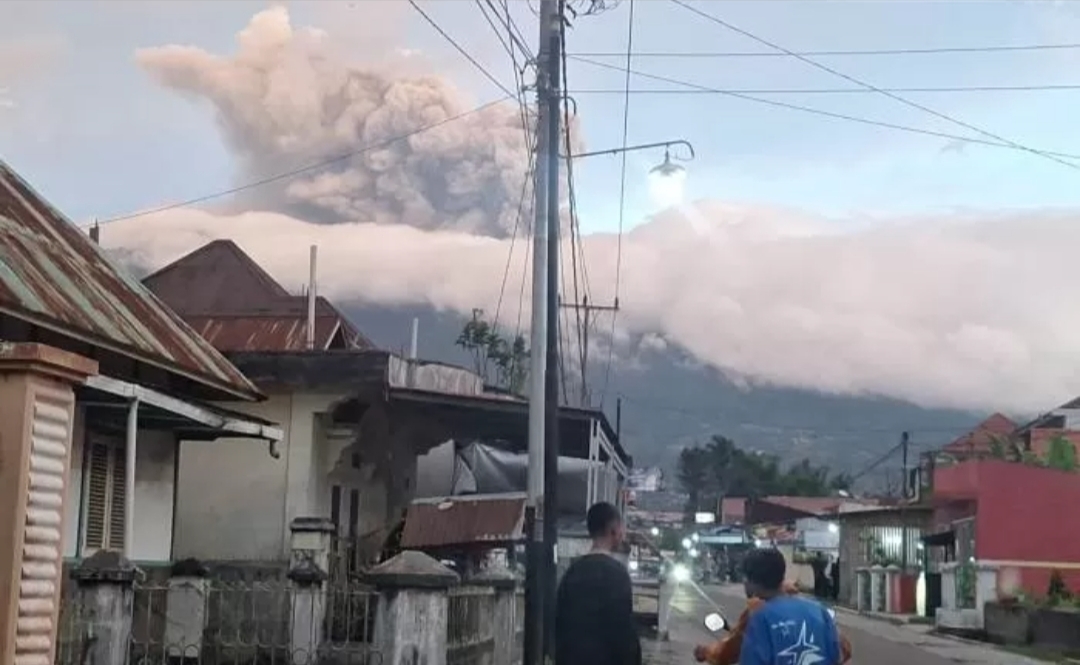 Warga sedang melihat asap tebal yang mengepul dari erupsi Gunung Marapi di Sumatera Barat, Minggu (4/5/2025). (dok.Padang Ekspres)