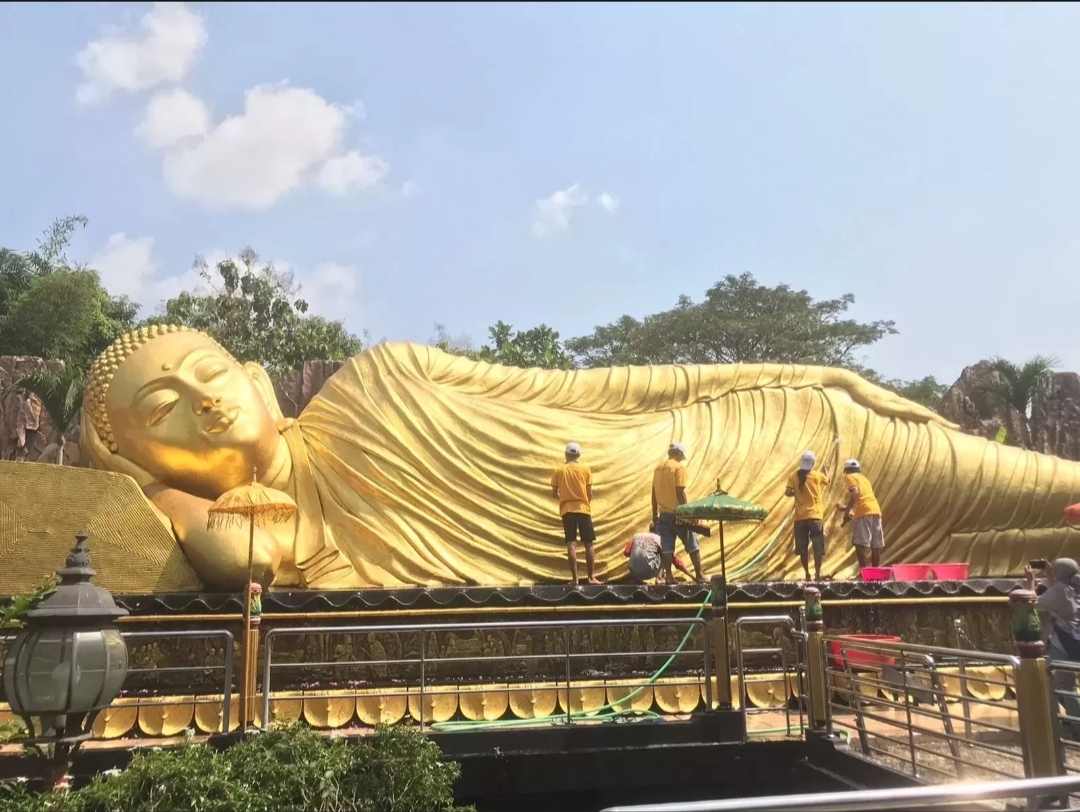 Patung Buddha Tidur di Maha Vihara Mojopahit, Desa Bejijong, Kecamatan Trowulan, Kabupaten Mojokerto, Jawa Timur dibersihkan jelang Waisak. (Istimewa)