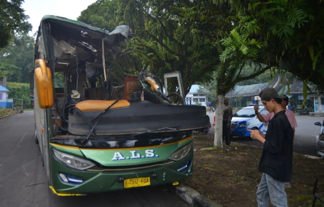Bangkai bus ALS yang baru saja mengalami kecelakaan dan menewaskan 12 orang di Padang Panjang, Sumatera Barat, Selasa (6/5/2025). (Antara)