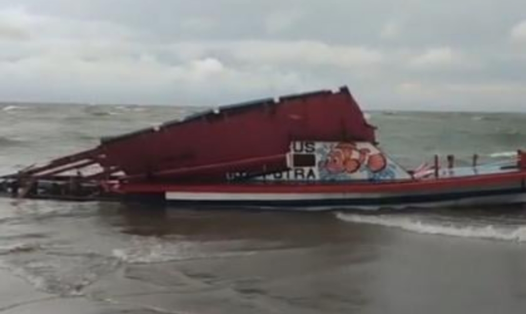 Bangkai kapal yang karam sesaat sebelum berlabuh di kawasan Pantai Berkas, Kota Bengkulu, Minggu (11/5/2025). (Istimewa)
