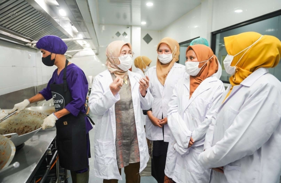 Direktur Jenderal Industri Kecil, Menengah dan Aneka (IKMA) Kementerian Perindustrian, Reni Yanita (tengah) saat meninjau Fasilitas Produksi IKM Rendang Gadih di Payakumbuh, Sumatera Barat (dok.Kemenperin) 