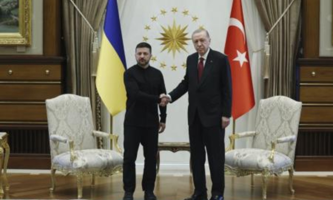 Presiden Turki Recep Tayyip Erdogan (kanan) bersama Presiden Ukraina Volodymyr Zelensky (kiri) saat menggelar pertemuan di Istana Kepresidenan di Ankara, Turki. (Kantor Kepresidenan Turki via AP) 