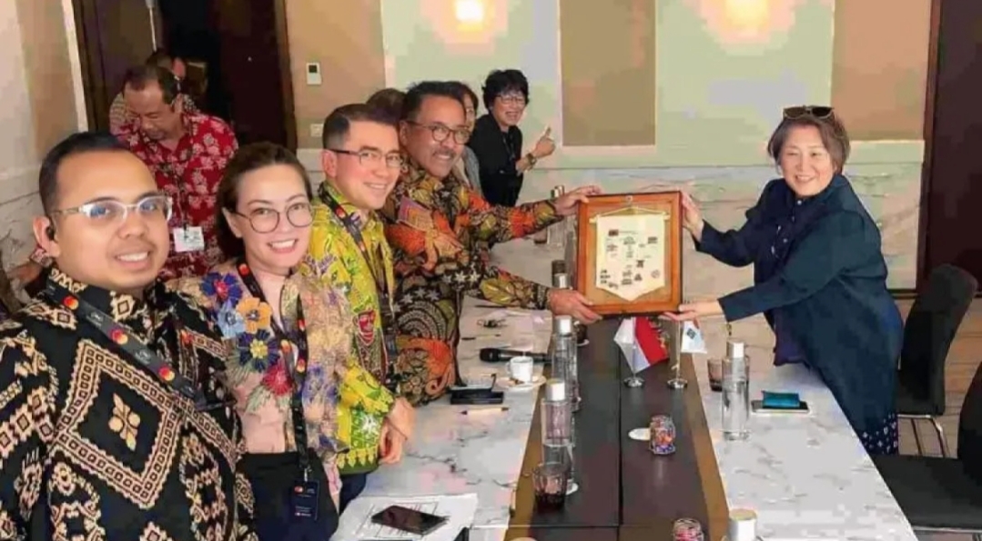 Wakil Gubernur (Wagub) Jakarta Rano Karno saat melakukan kunjungan untuk melihat pelaksanaan Cannes Film Festival 2025 di Prancis, Sabtu (17/5/2025) menyempatkan diri bertemu delegasi film Korsel dan Hong Kong. (Pemprov DKI Jakarta)