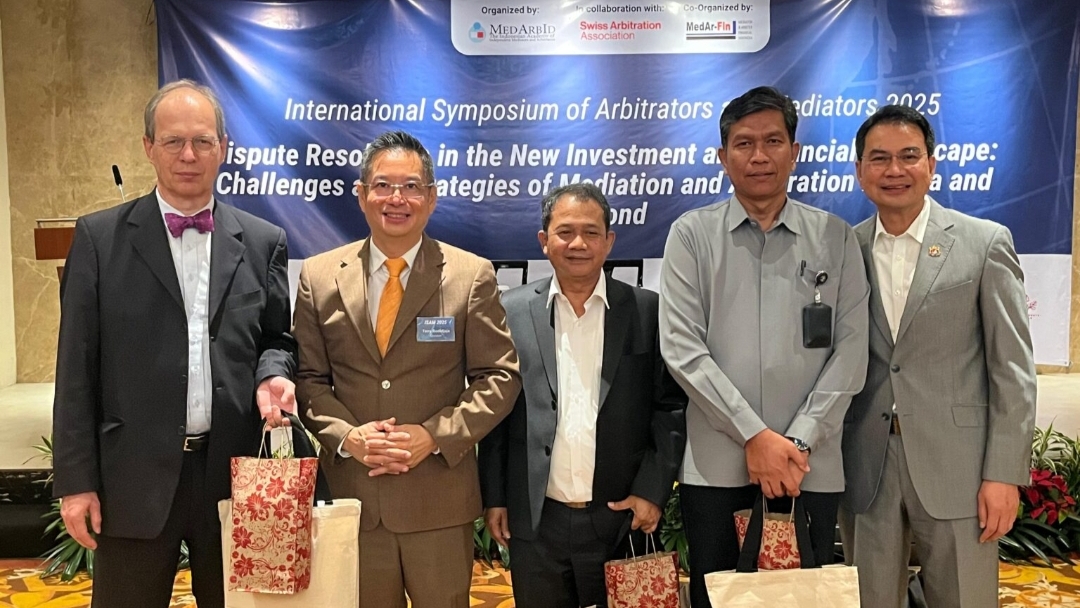 Para pembicara yang hadir dalam International Symposium of Arbitrators and Mediators (ISAM) 2025 yang digelar di Hotel Borobudur Jakarta, Rabu (22/5/2025). (Istimewa) 