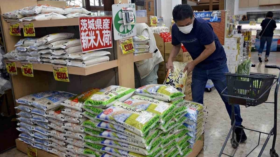 Seorang pria mengambil sekantong beras yang baru dipanen di sebuah supermarket di Daerah Adachi, Tokyo. (Yomiuri Shimbun)