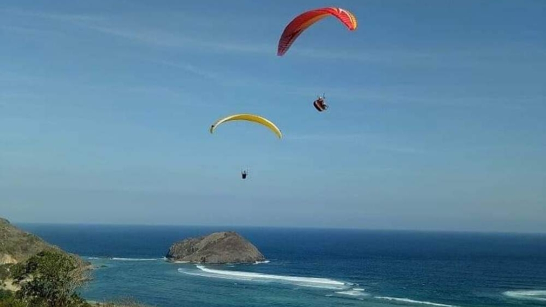 Paragliding di Lombok menjadi salah satu daya tarik pariwisata. (dok.Lombok Paragliding)