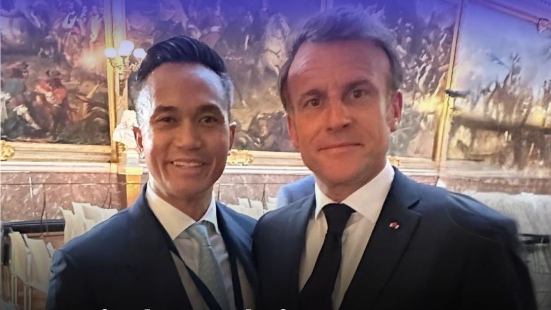Ketua Umum Kamar Dagang dan Industri (Kadin) Indonesia Anindya Bakrie berfoto bersama dengan Presiden Prancis Emmanuel Macron. (Instagram @rekankadin_official)
