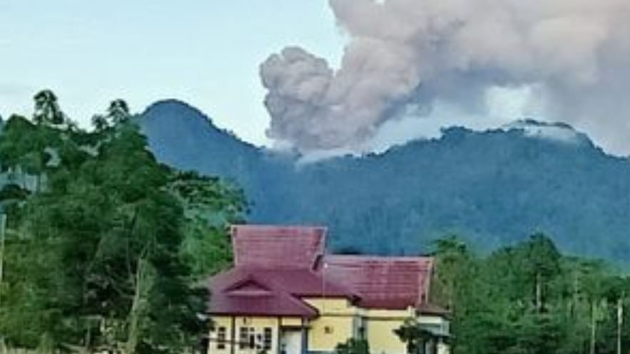 Gunung Dukono di Halmahera Utara kembali erupsi, Kamis (29/5/2025), pukul 06.12 WIT. (dok.warga)