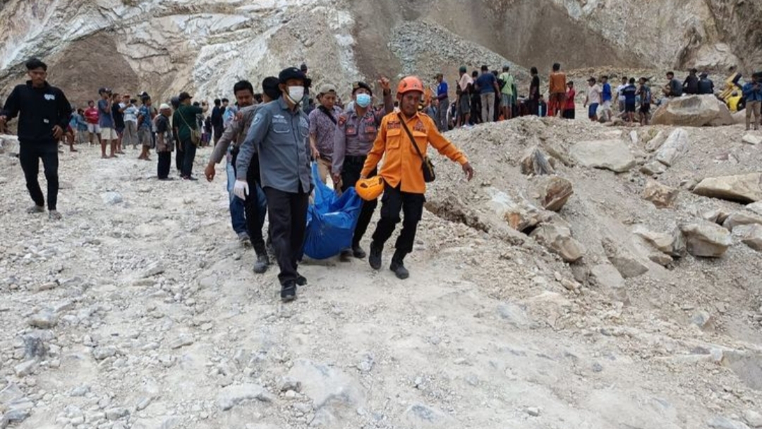 Jenazah penambang yang menjadi korban longsor di area pertambangan Gunung Kuda, Cipanas, Cirebon, Jawa Barat dievakuasi, Jumat (30/5/2025). (BNPB) 