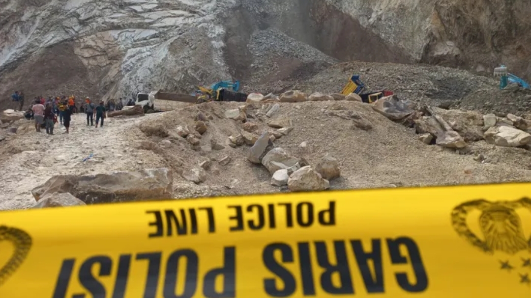 Garis polisi dipasang di lokasi kejadian longsornya Gunung Kuda, Cirebon, Jawa Barat. (Istimewa) 