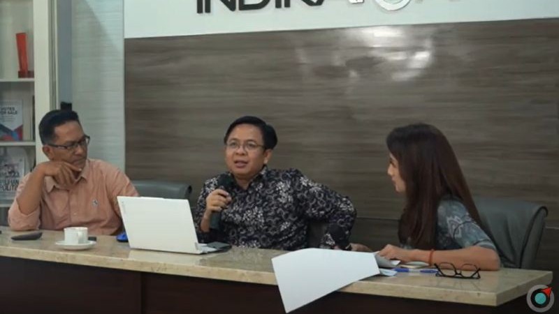 Direktur Eksekutif Indikator Politik Indonesia Burhanuddin Muhtadi (tengah) saat memaparkan hasil survei kepuasan publik terhadap enam gubernur di Jawa, Rabu (28/5/2025). (Foto: Tangkapan layar YouTube Indikator Politik Indonesia) 