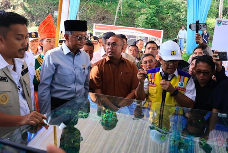 Menteri Pekerjaan Umum Dody Hanggodo (pakai peci) bersama Wakil Ketua Komisi VI DPR RI Andre Rosiade melihat rencana desain pembangunan Jalan Layang Sitinjau Lauik di Padang, Sumatera Barat. Dok. Antara