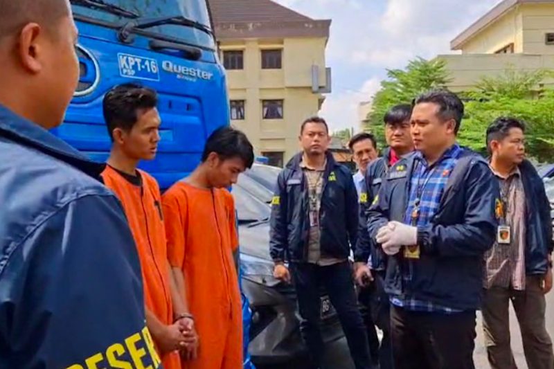 Polda Sumsel saat menghadirkan kedua tersangka pengoplosan BBM solar beserta barang bukt. Dok. Antara