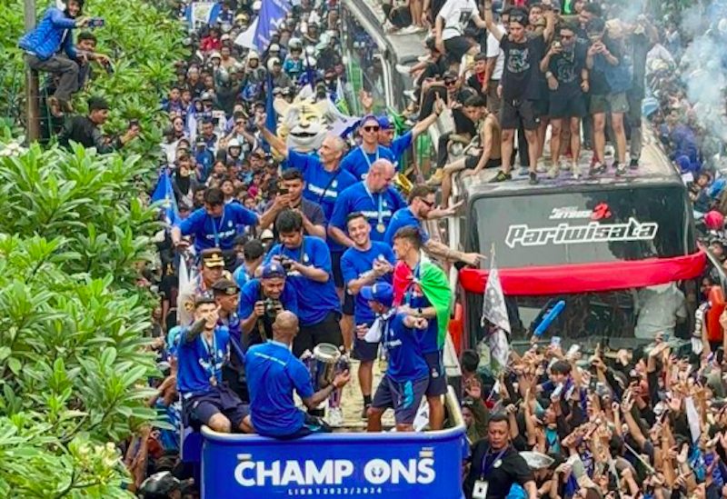 Para pemain Persib Bandung saat melakukan arak-arakan menggunakan kendaraan bus Bandung On The Tour (Bandros) dari Gerbang Tol Pasteur menuju titik akhir di Gedung Sate, Kota Bandung, Sabtu (1/6/2024). (Dok.Antara)