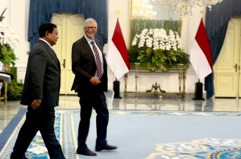 Presiden RI Prabowo Subianto (kiri) mengantarkan Bill Gates menuju kendaraannya. (Dok. Antara).
