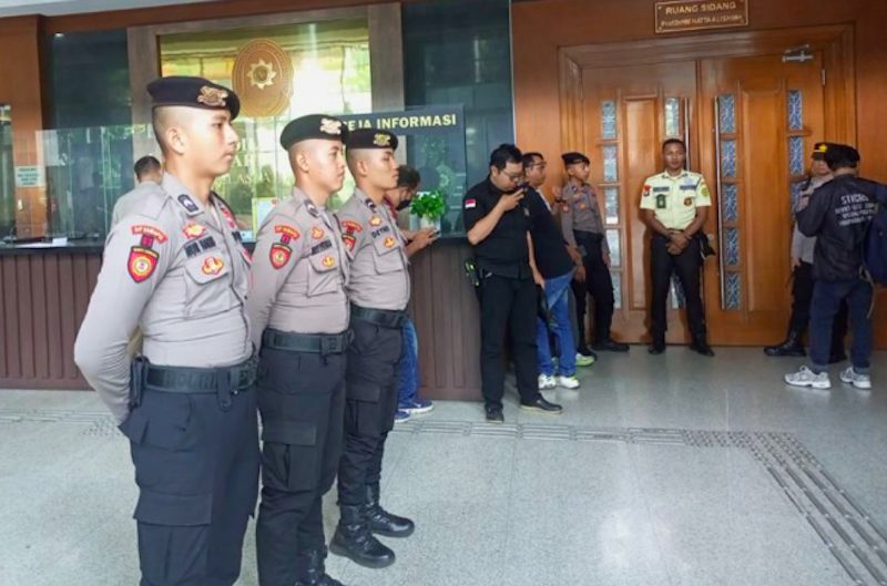 Petugas saat menjaga areal sidang di PN Jakarta Pusat. (Dok. Antara)