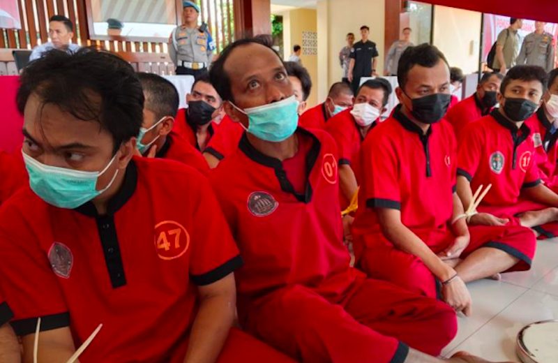 Eks anggota Polri berstatus tersangka berinisial MS (kedua kiri). (Dok. Antara)