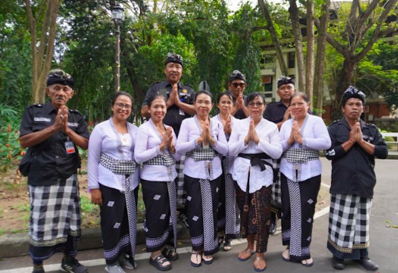 Potret Pecalang Istri Pura Luhur Batukaru Tabanan. (Dok. Antara)