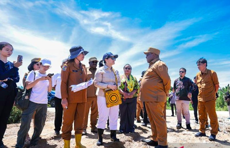 Gubernur Papua Tengah Meki Fritz Nawipa (kanan) mendampingi Wakil Menteri Pendidikan Tinggi, Sains, dan Teknologi Stella Christie melihat lokasi pembangunan SMA Unggulan Garuda. (Dok, Antara)