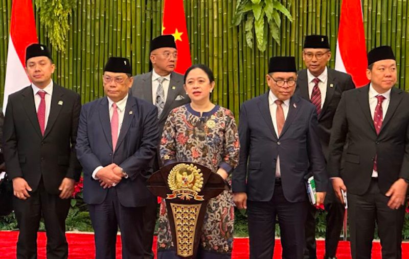 Ketua DPR RI Puan Maharani (tengah) ditemani sejumlah anggota dewan. (Dok. Antara)