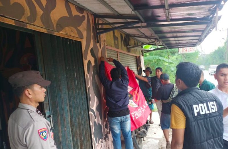 Petugas dari Kepolisian Resor Kota (Polresta) Tangerang, Polda Banten bersama TNI melakukan tindakan tegas dengan pembongkaran terhadap posko-poskonorganisasi masyarakat (ormas). (Dok. Antara)