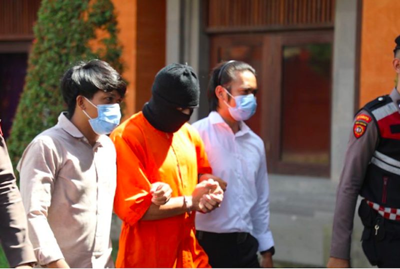 Petugas Direktorat Reserse Narkoba Kepolisian Daerah Bali menggiring tersangka LAA asal Australia. (Dok. Antara)