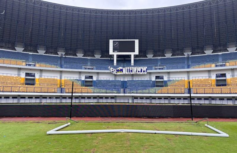 Kondisi sejumlah fasilitas rusak usai laga Persib melawan Persis di Stadion Gelora Bandung Lautan Api. (Dok. Antara)