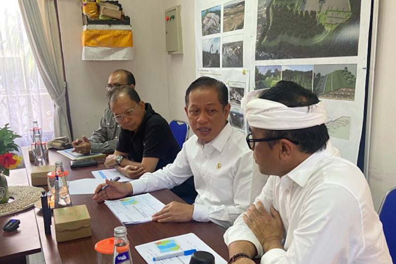Menteri LH Hanif Faisol Nurofiq bersama Pemprov Bali. (Dok. Antara)