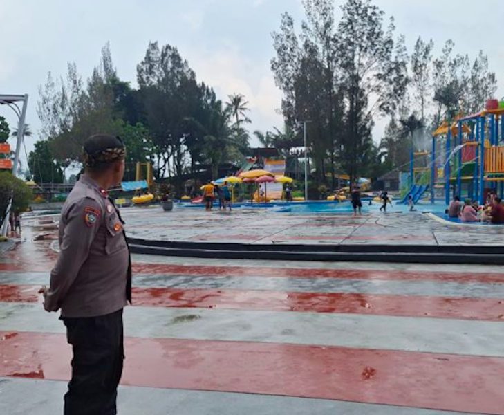Polisi melakukan patroli di tempat wisata air, Kabupaten Garut, Jawa Barat. (Dok. Antara)