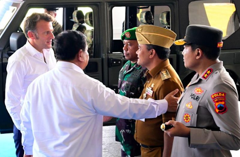 Gubernur Jawa Tengah Ahmad Luthfi bertemu dengan Presiden Prancis Emmanuel Macron di Akademi Militer (Akmil) Magelang. (Dok. Antara)