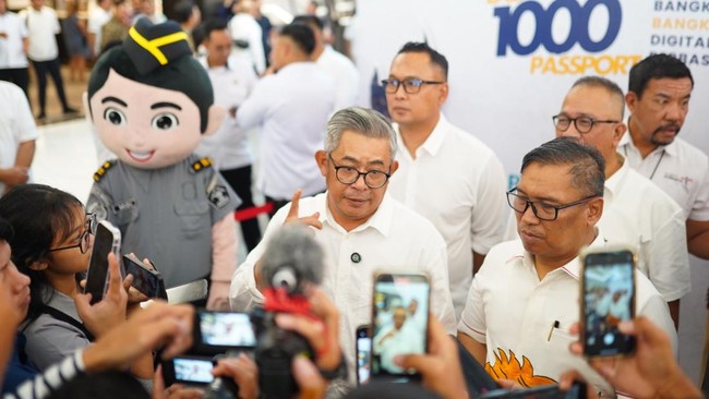 Kepala Kantor Wilayah Imigrasi Kepri Ujo Sujoto di sela program Eazy 1000 Passport yang digelar di Grand Batam Mall 17-18 Mei 2025. (Foto: dok.Ditjen Imigrasi)