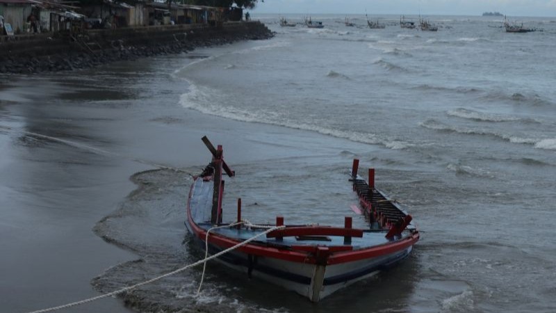 Kapal wisata Pulau Tikus KM "Tiga Putra" yang tinggal puing setelah dihantam badai. (Foto: dok.Kemenpar)