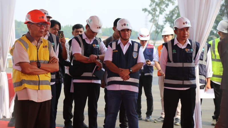 Komisi V DPR RI saat meninjau progres pembangunan Proving Ground BPLJSKB di Kabupaten Bekasi, Jawa Barat, pada Jumat (9/5/2025). (Foto: Ditjen Hubdat for Warta Lentera)