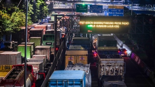 Sejumlah kendaraan terjebak macet di Jalan Yos Sudarso menuju Pelabuhan Tanjung Priok, Jakarta, Kamis (17/3/2025). (Foto: dok.Antara)
