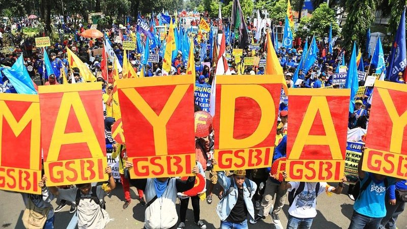Ilustrasi: Para pekerja yang ikut dalam aksi unjuk rasa May Day di Jakarta, menuntut upah minimum lebih tinggi dan penghapusan outsourcing. (Foto: IST)