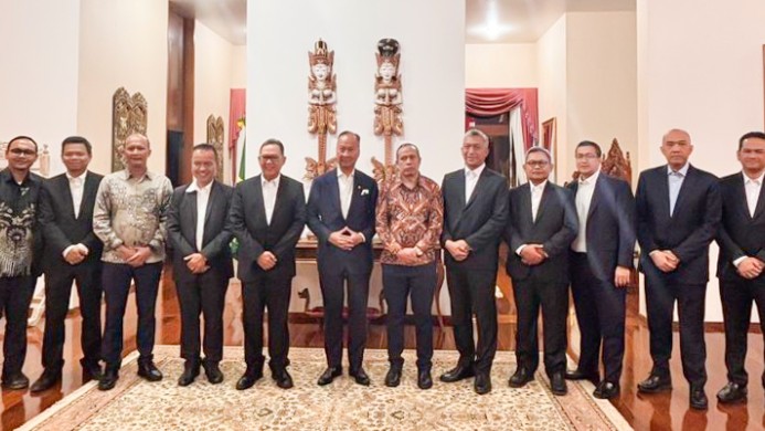 Menteri Perindustrian Agus Gumiwang Kartasasmita (keenam kiri) berfoto bersama dengan Duta Besar Indonesia untuk Brasil Edi Yusup (kelima kiri) beserta jajarannya dan perwakilan diaspora setelah melakukan pertemuan dengan para diapora atau masyarakat Indo