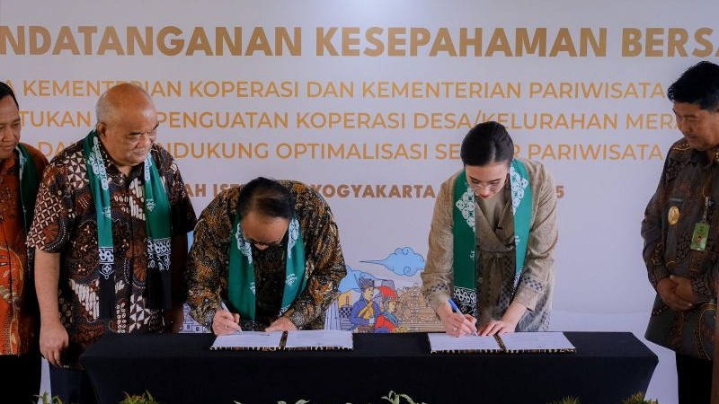 Menteri Pariwisata Widiyanti Putri Wardhana dan Menteri Koperasi Budi Arie Setiadi dalam penandatanganan Nota Kesepahaman Bersama (MoU) antara Kemenpar dan Kemenkop tentang pengembangan dan penguatan Kopdes Merah Putih di Desa Widosari, Yogyakarta, Jumat 